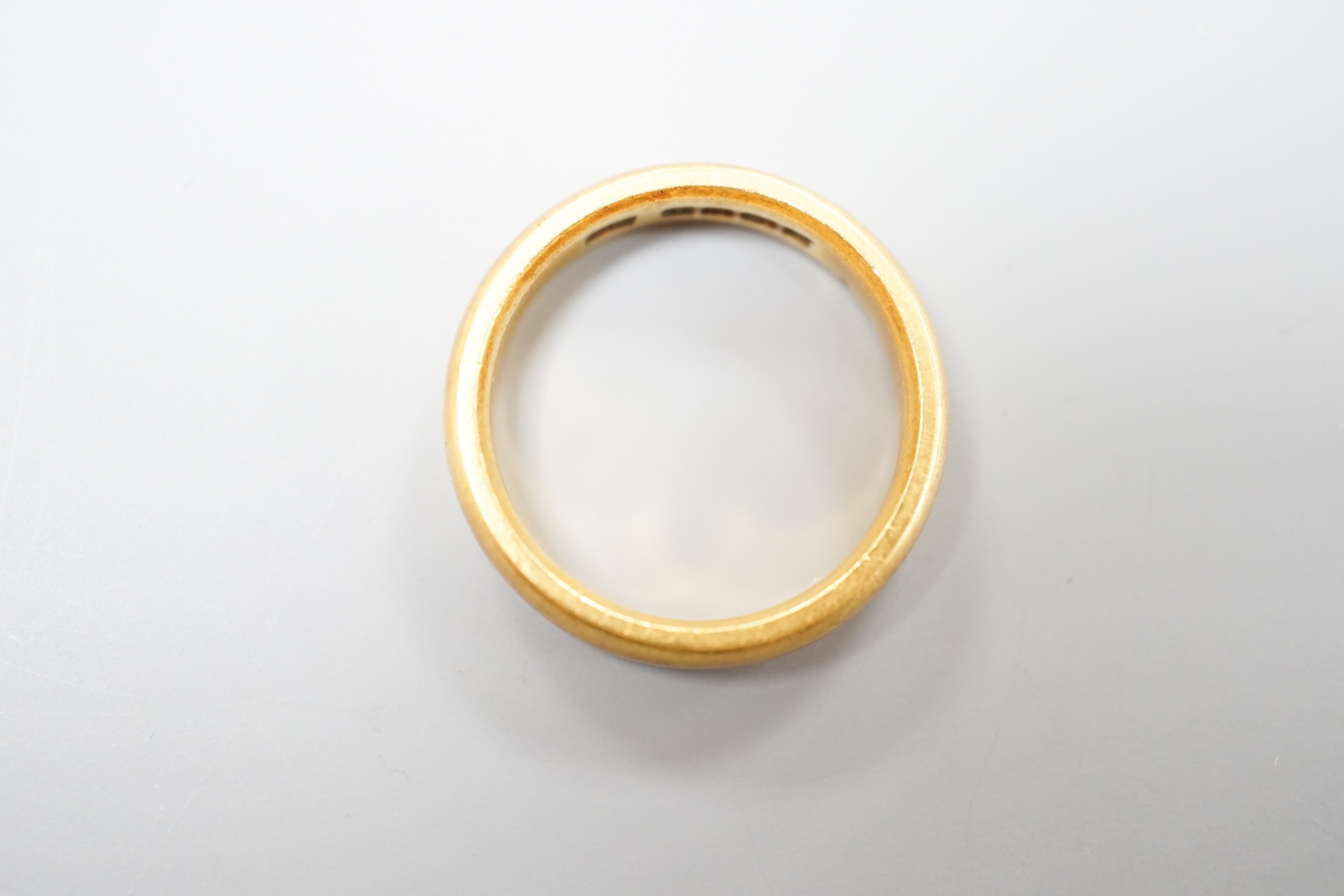 A 22ct gold wedding band, size O, 8.4 grams.